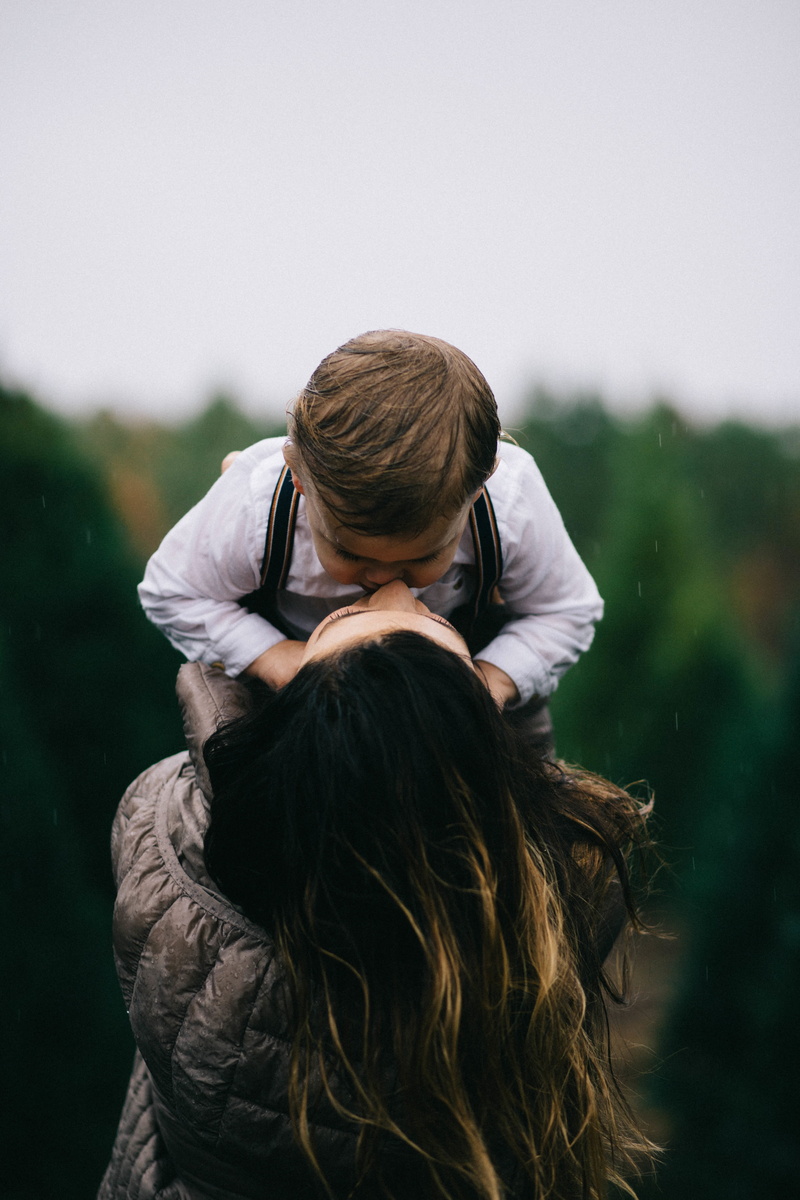 kid, casual clothing, rear view, lifestyles, kissing, jacket, leisure activity, outdoors, kiss, 5K, black, blur, day, nature, waist up, hair, females