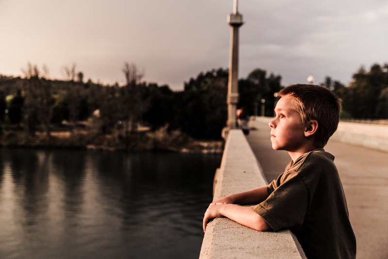looking, focus, pensive, alone, side view, young adult, redding, selective, child, contemplation, one person, body, focus on foreground, real people, nature