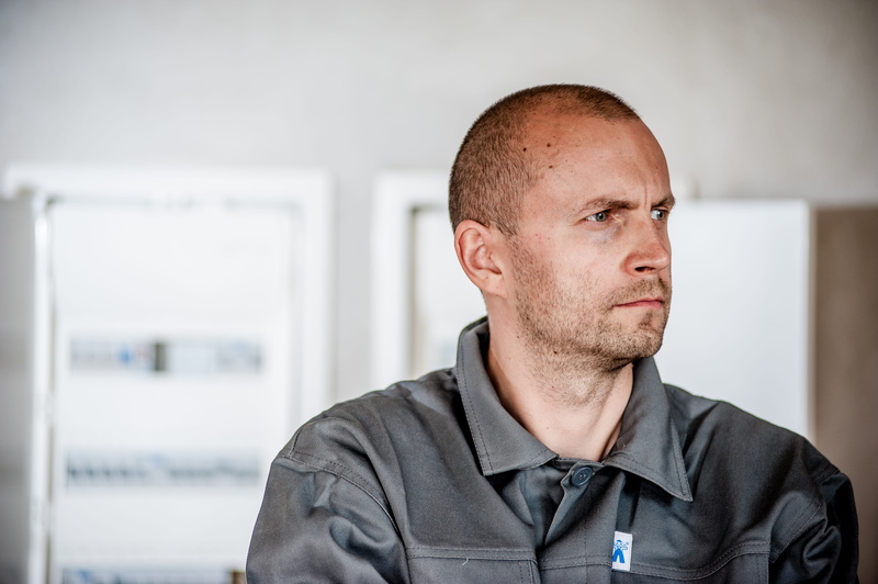 body, males, wearing, the hand, serious, people, the foreman, focus on foreground, mechanics, electric, headshot, casual clothing, shaved head, shirt, man