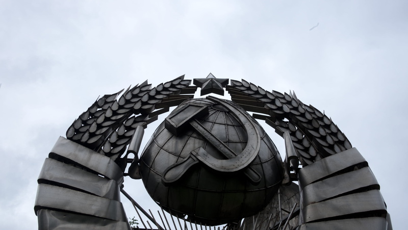 built structure, outdoors, architecture, sky, hammer and sickle, house, shape, 4K, communism, day, roof tile, building exterior, circle, russia, symbol