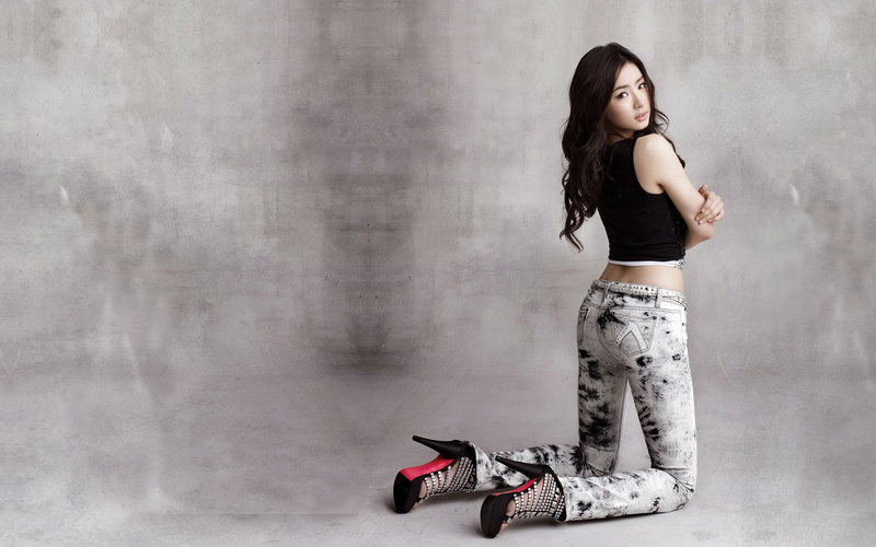 kneeling, celebrity, high heels, Louboutin, women, Shin Se-kyung, 2K