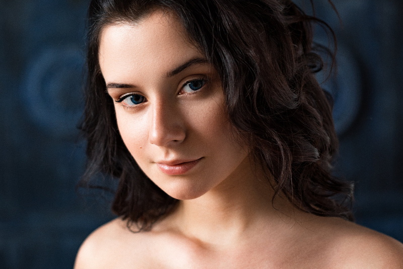 face, hairstyle, hair, human body part, beautiful woman, indoors, body part, young adult, smiling, 2K, long hair, looking at viewer, bare shoulders, depth of field