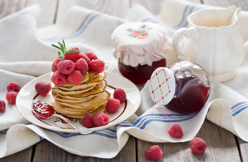 focus on foreground, cake, temptation, freshness, pan, food and drink, sweet food, kitchen utensil, berry fruit, indulgence, pancakes, 1080P, raspberry