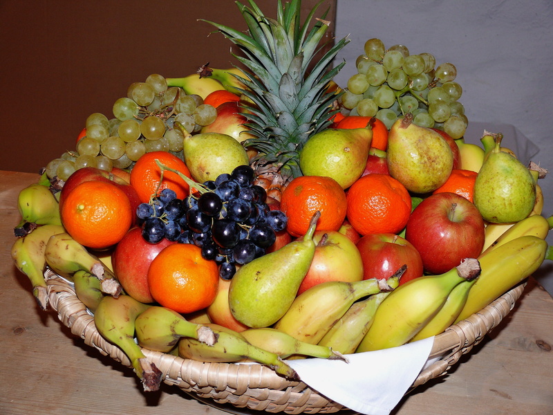 surface, fruit, eat, choice, vitamins, pineapple, healthy eating, white grapes, wood - material, wellbeing, delicious, fruits, still life, autumn, tropical fruit