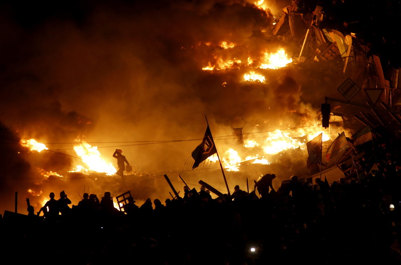 night, Maidan, crowd, Kyiv, heat - temperature, fire, 2K, fire - natural phenomenon, outdoors, communication, group of people, Ukrainian, labeled, large group of people