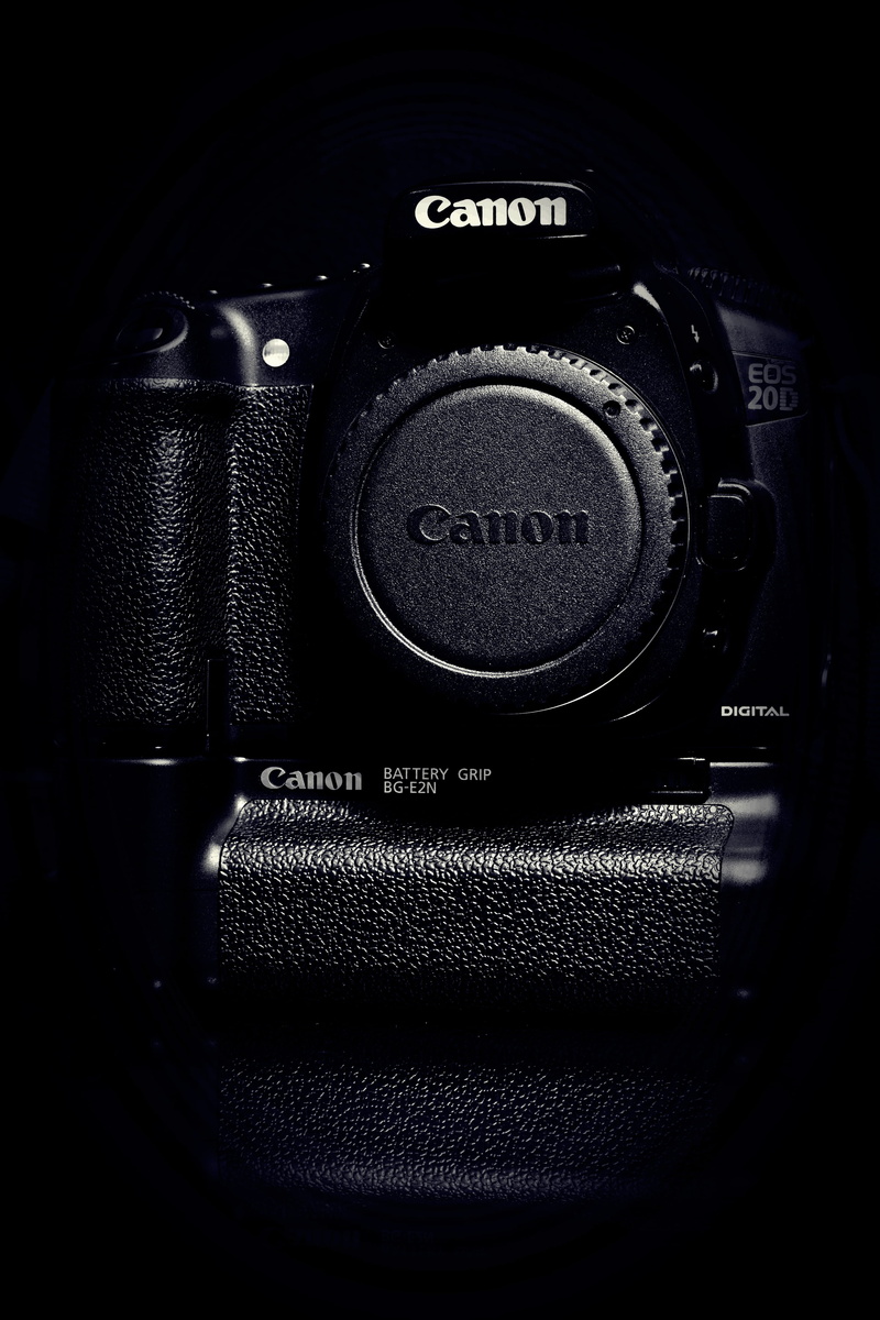 selective focus, indoors, technology, digital camera, western script, 20d, single object, camera, photographic equipment, camera - photographic equipment