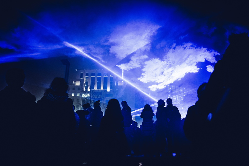 watching, blue, light, 5K, sky, city, men, architecture, people, dark, hologram, large group of people, real people, illuminated, arts culture and entertainment