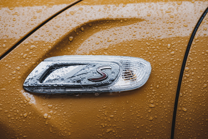 4K, single object, yellow, close-up, automobile, droplet, architecture, symbol, water, backgrounds, star symbol, nature, no people, photo, tire, emblem