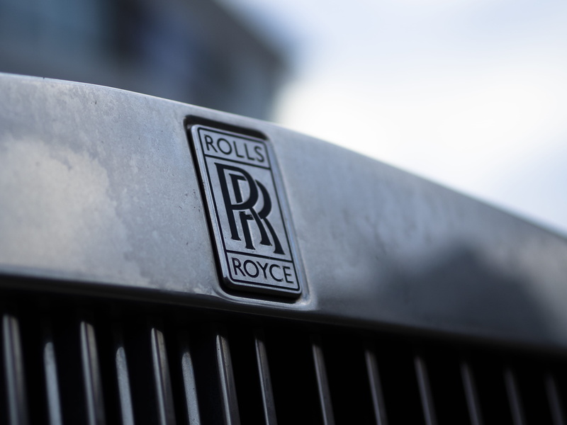 metal, logo, headlight, transportation, architecture, droplet, mousepad, outdoors, capital letter, text, symbol, warning sign, close-up, mammal, steering wheel