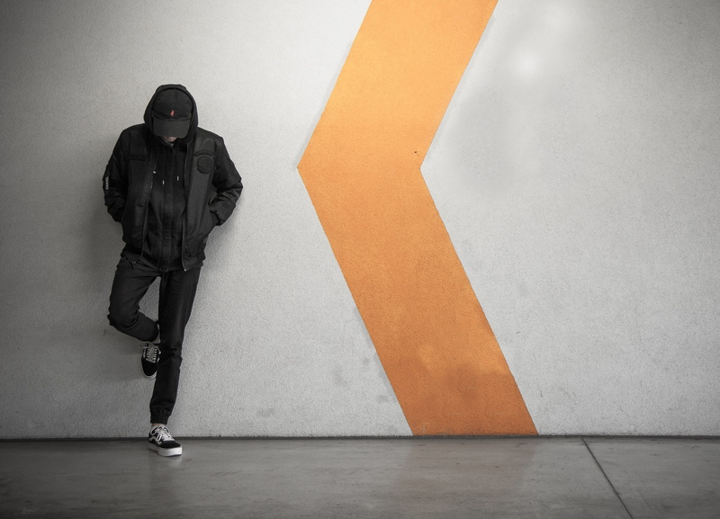 railway station, wall - building feature, platform, metro, casual clothing, arrow, full length, real people, clothing, wall, standing, adult, young adult
