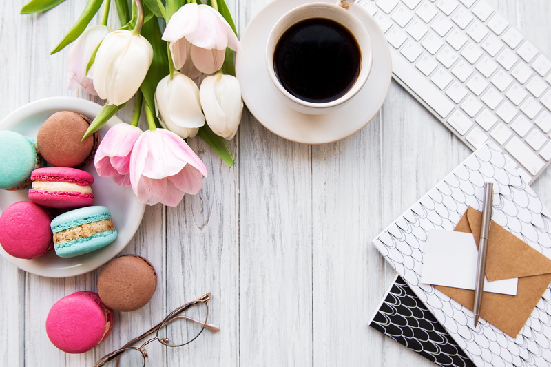 macaroons, 4K, macaroon, pink, colorful, macaron, tulips, a Cup of coffee, coffee cup