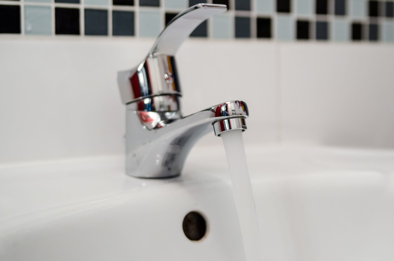 sink, household equipment, domestic bathroom, silver colored, home, modern, tile, indoors, repair, bathroom, close-up, 2K, flowing, stainless, white color
