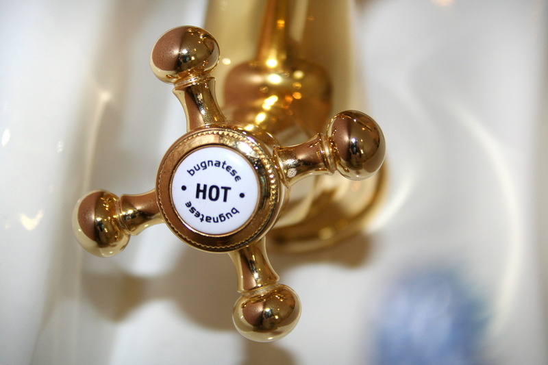 clock, time, accessory, valve, still life, body care, vintage, award, bathroom, close, wash, design, success, faucet, 2K, shiny, no people, nostalgia