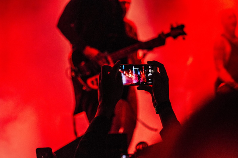 guitar, guitarist, mobile phone, nightlife, taking, musical Band, smart phone, performance, photograph, silhouette, 5K, real people, holding, smartphone
