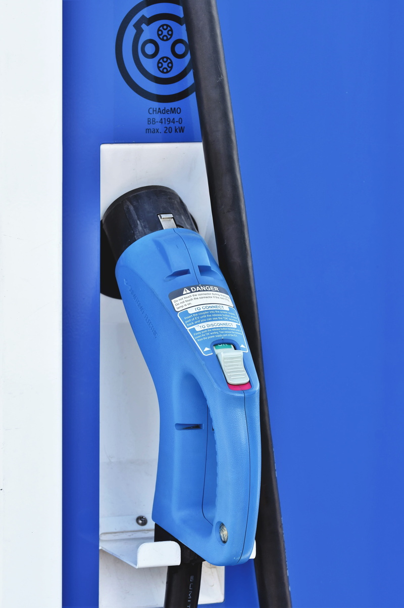 battery, equipment, handle, loading possibility, connection, outdoors, blue, close-up, no people, technology, 5K, wall - building feature, focus on foreground