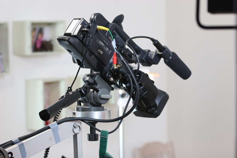 handcam, camera crane, equipment, video camera, studio, 1080P, transportation, tripod, still life, sound, indoors, battery, connection, sound recording