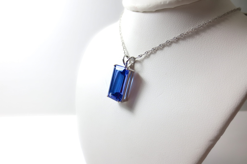 neck, health, white, human hand, chain, violet, transparent, throat, indoors, silver colored, necklace, fashion, luxury, gemstone, hanging, precious, 4K