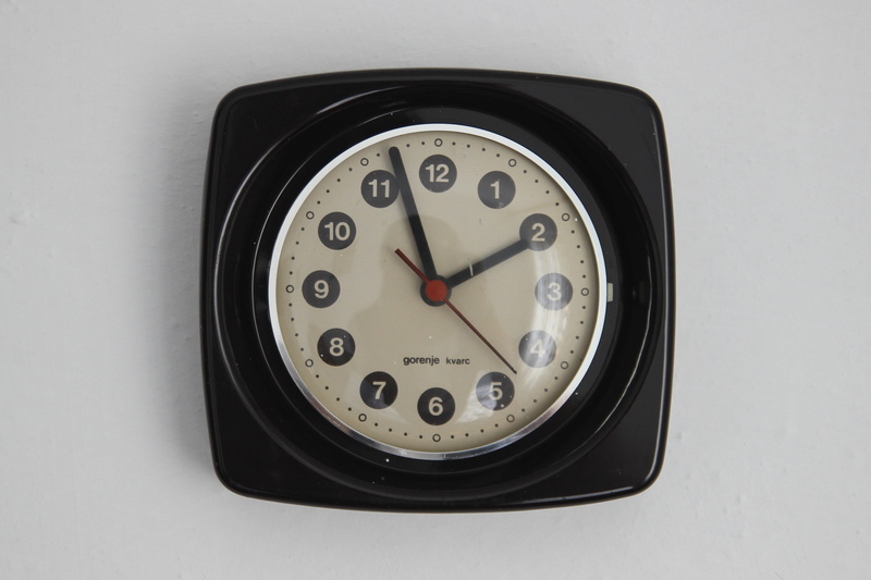 black, minute hand, time, modern, analog, geometric shape, home, watch, wall clock, white, number, table, wooden, indoors, instrument of time, retro, interior