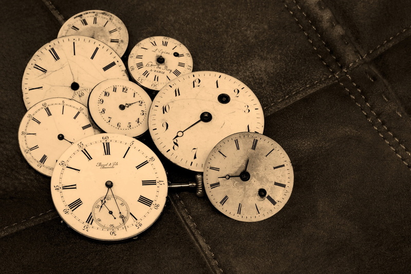 round, watches, time indicating, indoors, machinery, 1080P, design, high angle view, roman numeral, number, clock, no people, shape, antique, pattern