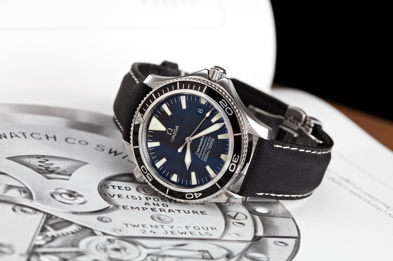 black, round, selective focus, wealth, minute hand, countdown, no people, silver colored, focus on foreground, 1080P, time, luxury, wristwatch, close-up