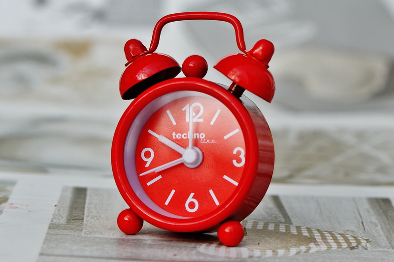 wake up, indoors, accuracy, time indicating, clock face, clock hand, alarm clock, still life, minute hand, single object, ring the bell, shape, day, time of