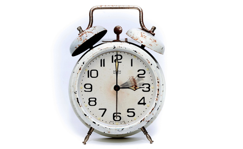 alarm clock, white background, pointer, checking the time, winter time, minute hand, no people, indoors, old, single object, uhrumstellung, copy space