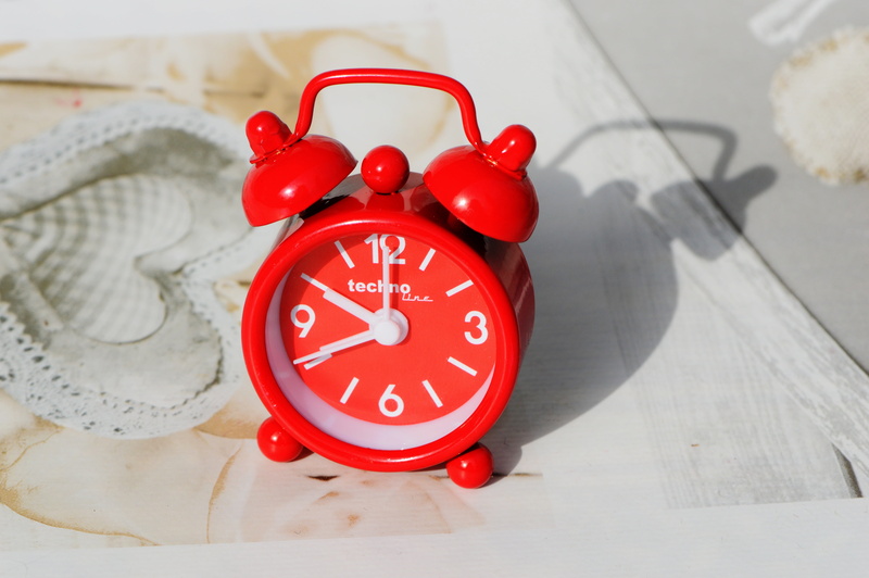 pointer, dial, number, indoors, table, stand up, shape, minute hand, 5K, clock hand, accuracy, arouse, still life, ring the bell, red, watches, focus on foreground