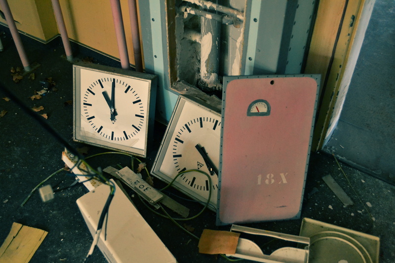 surface, number, outdoors, instrument of time, obsolete, close-up, container, wall, recycle, analog, shop, clock face, cor, clocks, old, time, wall - building feature