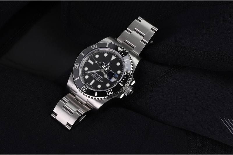 high angle view, wealth, clock face, stylish, accuracy, clockwork, luxury, steel, time, instrument of time, metal, still life, rolex, wristwatch, indoors