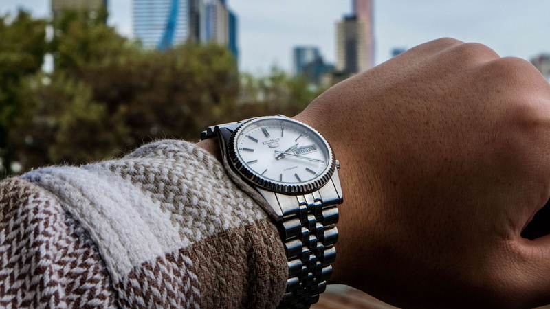 real people, human body part, lifestyles, checking the time, focus on foreground, clock, close-up, silver, hand, human joint, city, wrist, men, adult, human hand