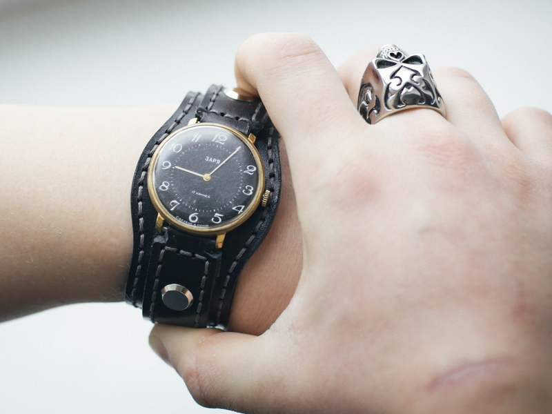 real people, 2K, MenS, Hands, men, lifestyles, Brush, studio shot, Clock, one person, human joint, personal accessory, the ussr, body part, finger, hand