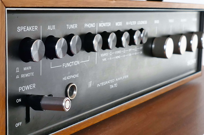 noise, wooden, power, retro, electricity, studio, communication, indoors, loud, wood, knobs, audio, 4K, old, text, sounds, dial, equipment, western script