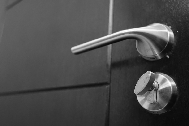 absence, knob, door, spoon, no people, table, close-up, handle, simplicity, high angle view, wood - material, 5K, open, door knob, copy space, doorknob