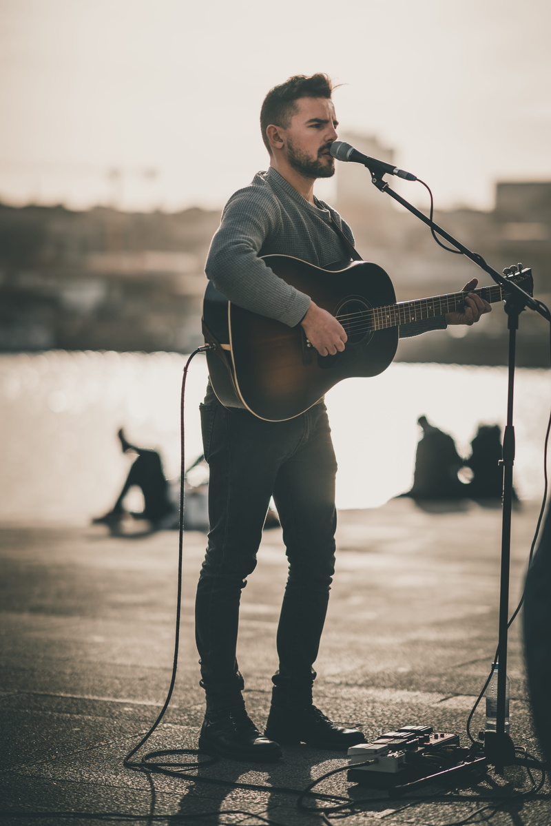 string instrument, young men, strap, musician, one person, concert, music, microphone stand, standing, real people, photo, singing, electrical device, performer