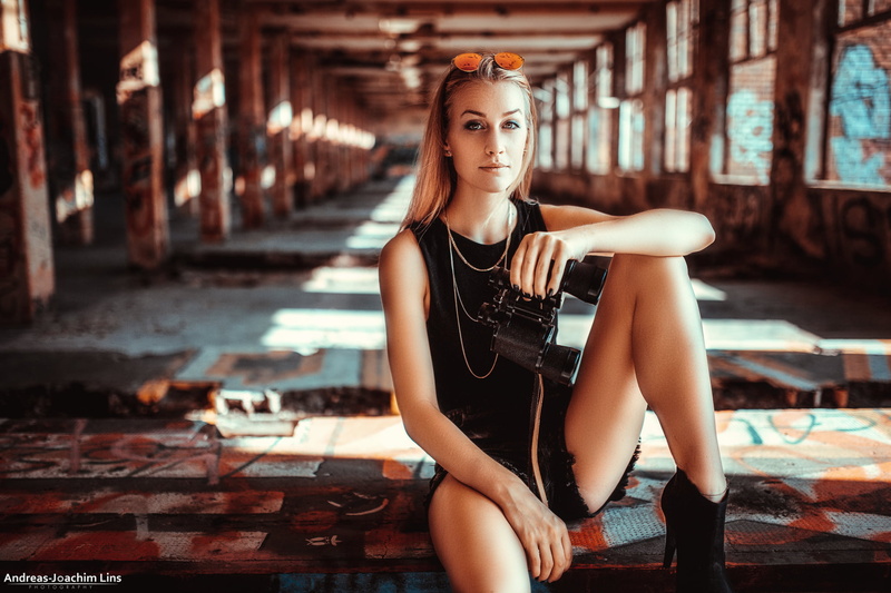 young women, one person, hairstyle, Andreas-Joachim Lins, human arm, high heels, day, sunglasses, looking at camera, focus on foreground, beauty, real people