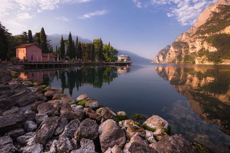 1080P, mountains, Marina, Italy, Alps, ship, Bank, stones, Victor Zaitsev, lake, reflection, trees, Garda