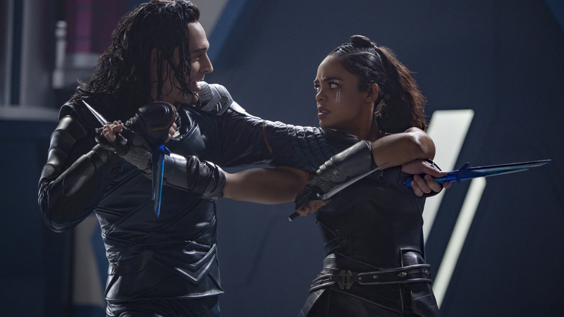 Thor: Ragnarok, Tom Hiddleston, swords, man, 4K, Tessa Thompson, woman, 4k, fighting