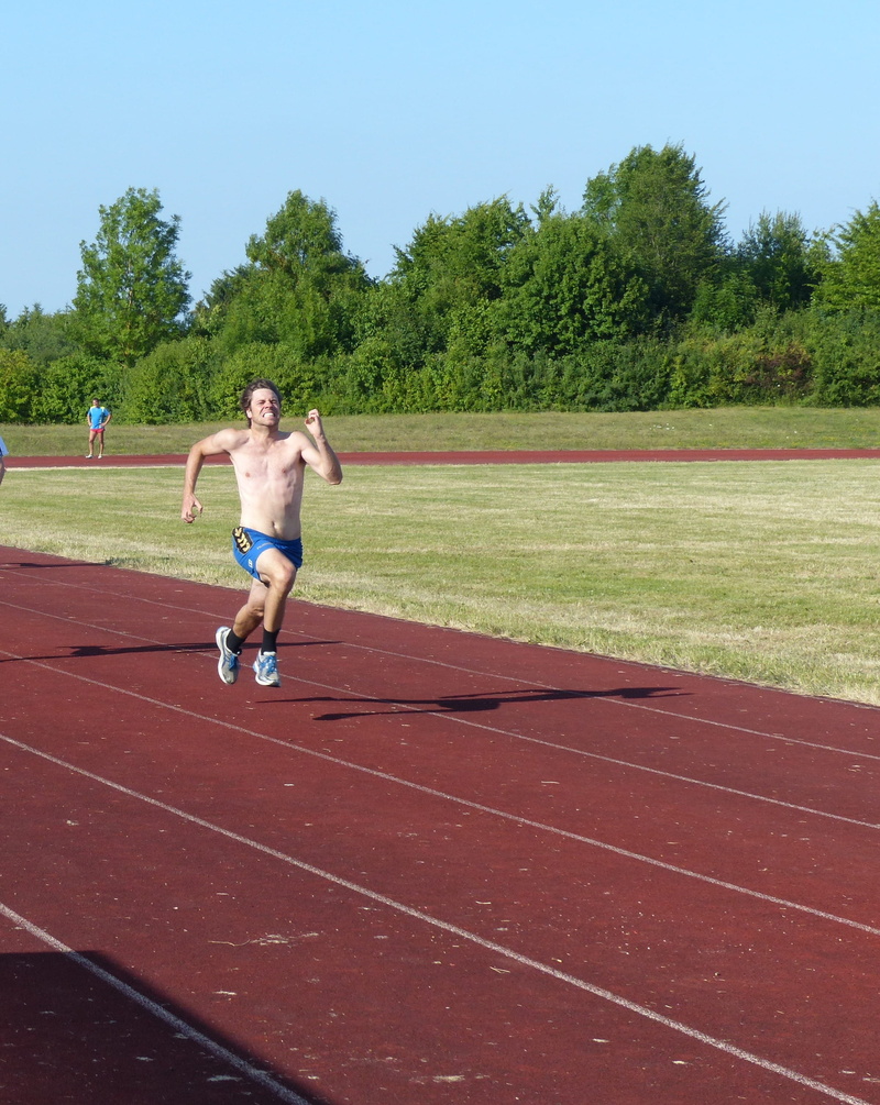 athletics stadium, sports clothing, lifestyles, healthy lifestyle, sporty, outdoors, running sports, track, running training, neanderthals, sport, biting through
