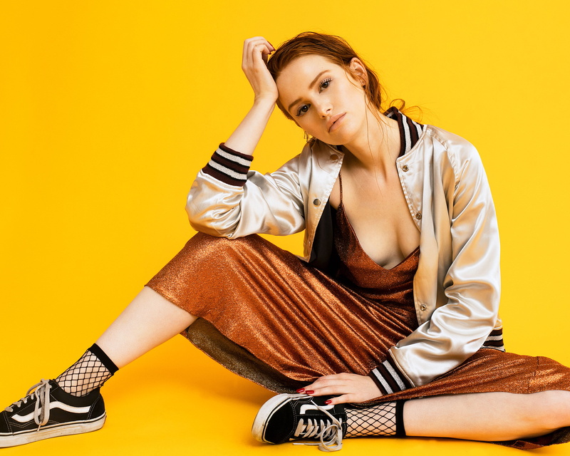 shoe, 4k, one person, young women, contemplation, indoors, beauty, beautiful people, bracelet, hd, celebrities, portrait, hairstyle, colored background