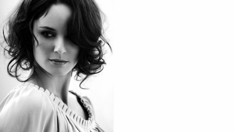 short hair, monochrome, actress, Sarah Wayne Callies, 1080P, looking away, face, simple background, brunette, women