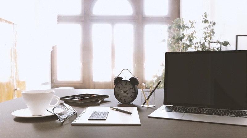 macbook, clock, alarm, keyboard, 4K, fresh, coffee - drink, workspace, clean, furniture, desk, cup, drink, communication, indoors, table, mug, work, wireless technology