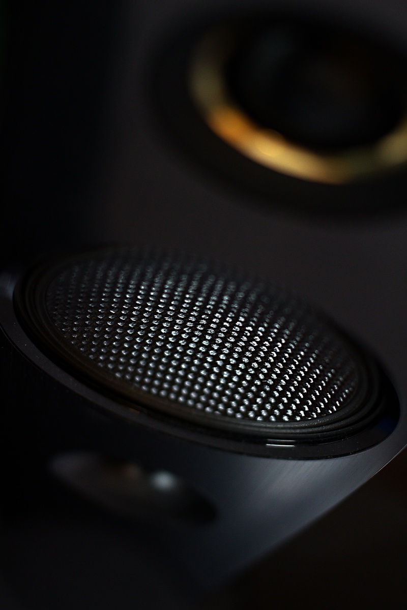 macro, shape, selective focus, indoors, focus on foreground, photo, arts culture and entertainment, technology, audio equipment, speakers, music system