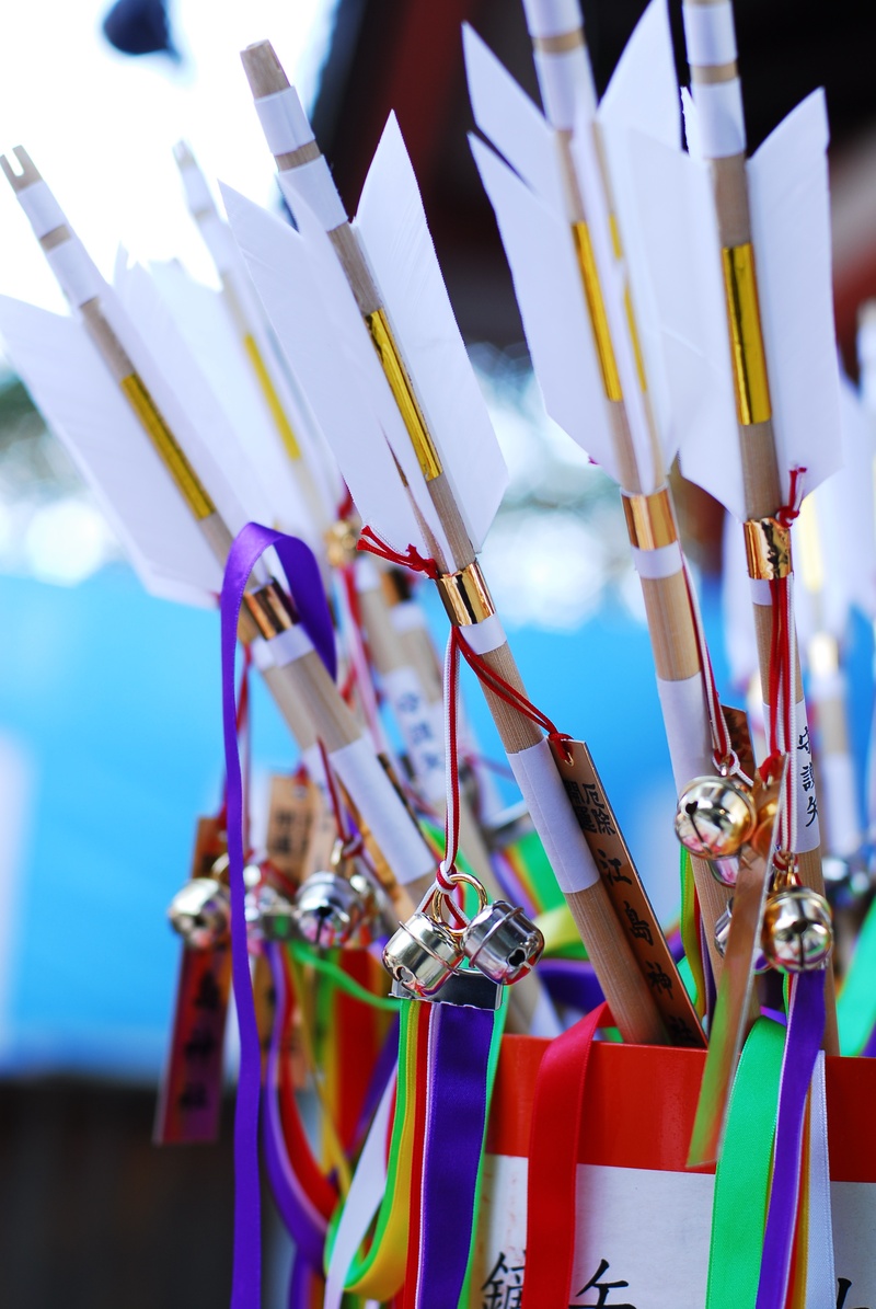 still life, side by side, the vow, art and craft, hanging, hamaya, creativity, collection, day, metal, large group of objects, close-up, group, focus on foreground