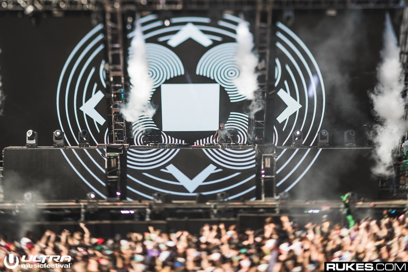communication, wireless technology, leisure activity, large group of people, spectator, popular music concert, photography, real people, group of people