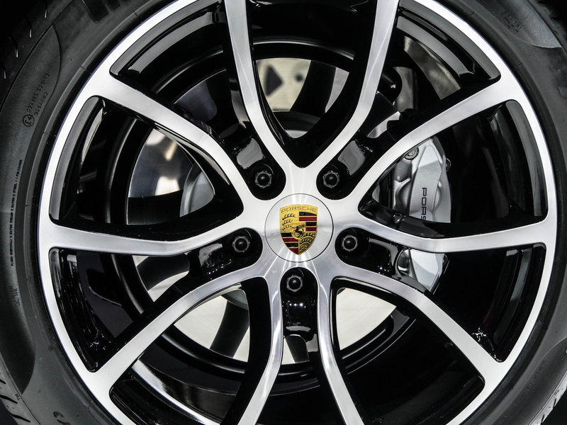 porsche, luxury, shiny, modern, land vehicle, motor vehicle, alu, mode of transportation, vehicle, photo, chrome, black color, 5K, close, alloy, circle