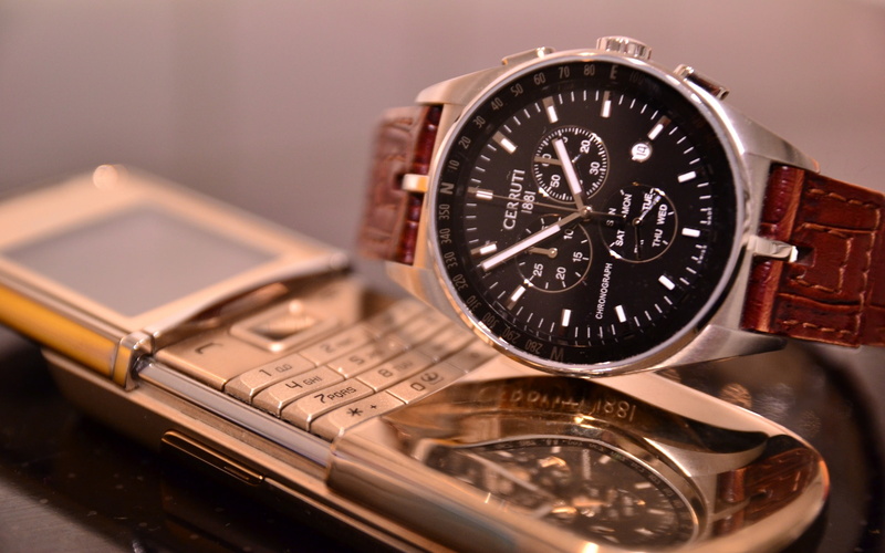 business, wealth, quality, chronograph, wireless technology, 2K, connection, silver, silver colored, watch, indoors, colored, selective focus, technology