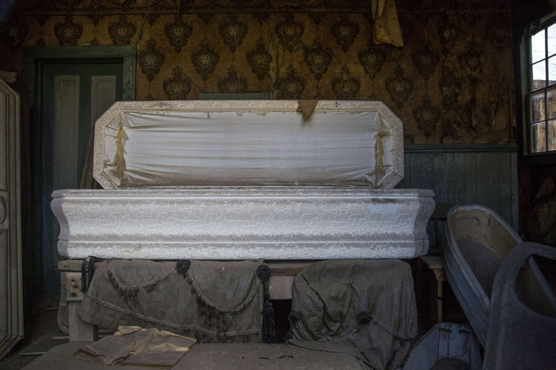 domestic room, messy, no people, coffin, old, the past, built structure, architecture, casket, furniture, empty, house, indoors, history, textile, bed