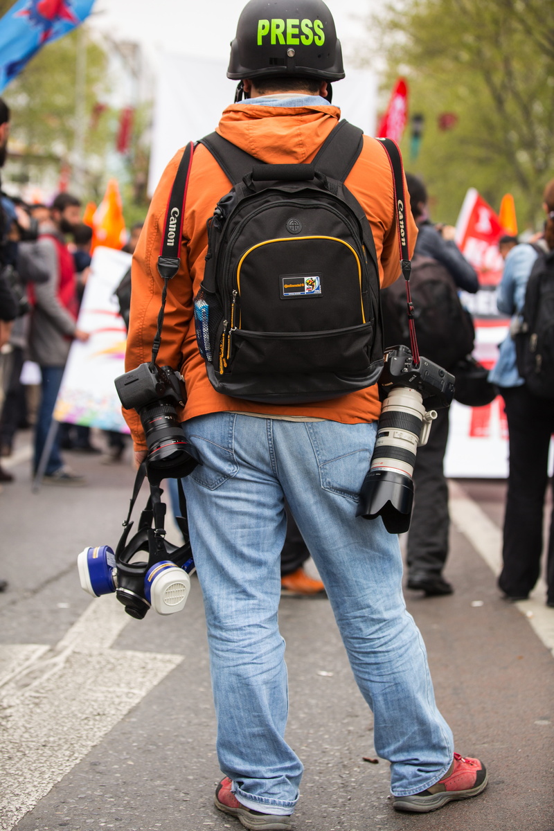 contact, responsibility, photography, exposure, security, gas bombs, 5K, gas mask, young, men, helmet, safety, man, photographer, street, violence, reporter