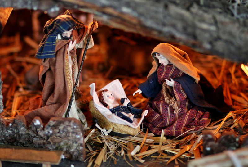 santon, wood - material, two people, tree, wood carving, jesus, women, 4K, autumn, bonfire, food and drink, clothing, celebration, burning, joseph, figure