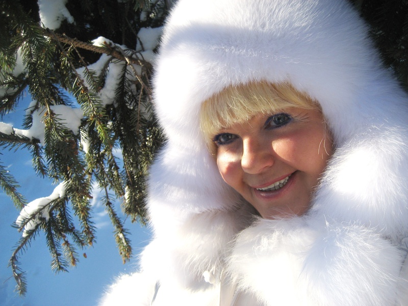 smiling, headshot, person, cold temperature, forest, white color, 1080P, portrait, tree, christmas tree, warm clothing, coldly, fur hat, white coat, one person